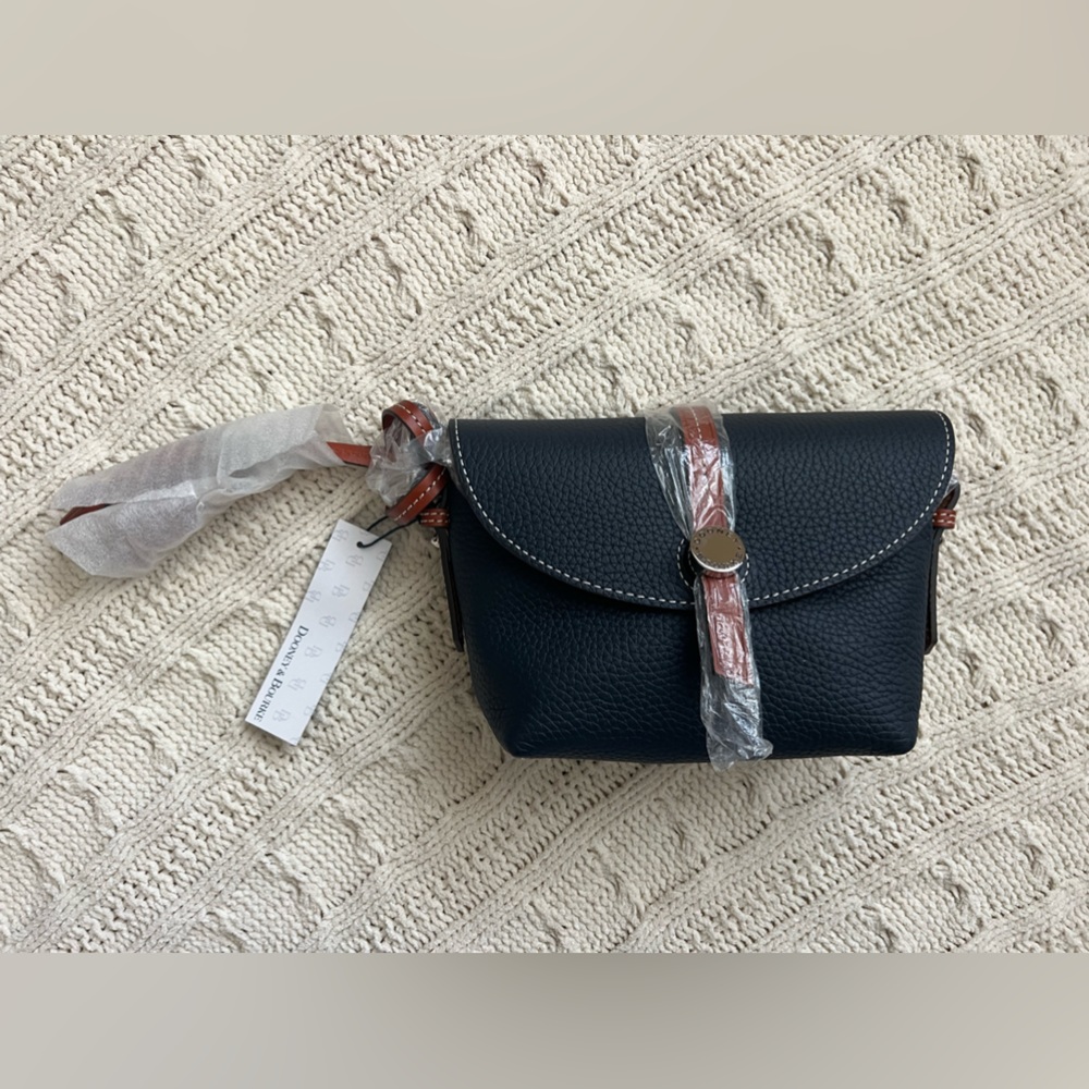(k) NWT Dooney & Bourke: Cambridge CrossbodySaddle Bag, Navy/Tan